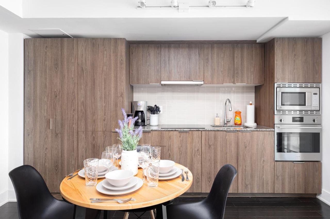 Upscale & Modern 2Bd + Den 2Ba Heart Of Downtown! Lejlighed Toronto Eksteriør billede