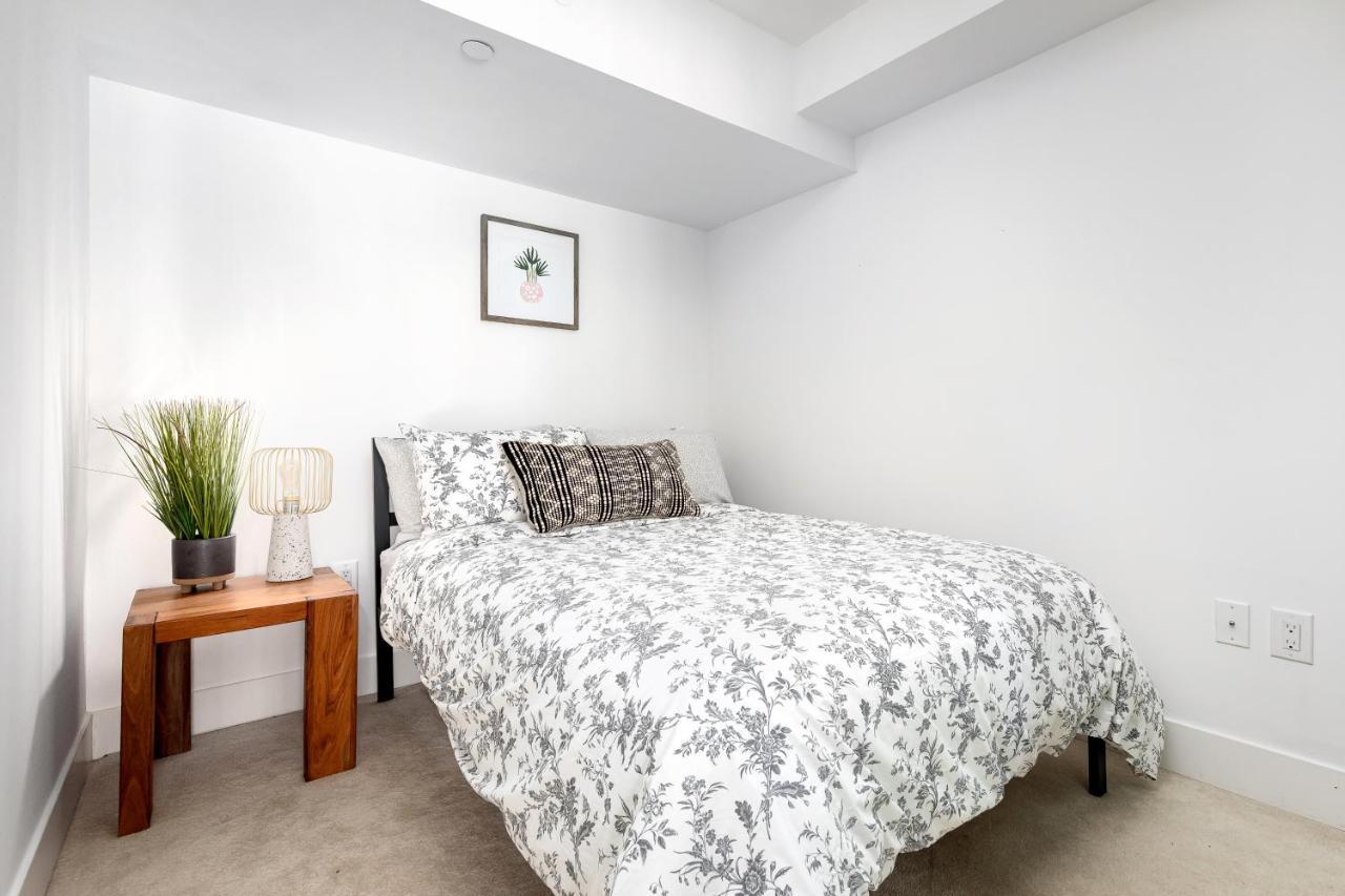 Upscale & Modern 2Bd + Den 2Ba Heart Of Downtown! Lejlighed Toronto Eksteriør billede
